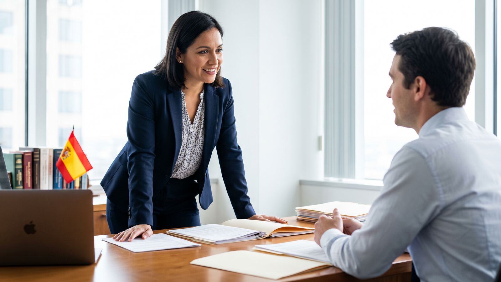Asesora de inmigración consultando con un cliente en su oficina